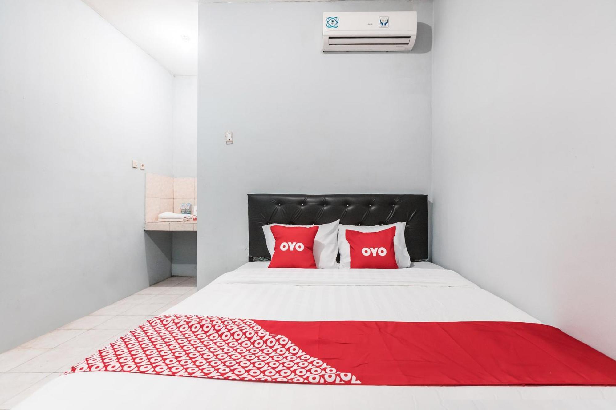 Oyo Living 1756 Amira Guest House Bekasi Exterior foto